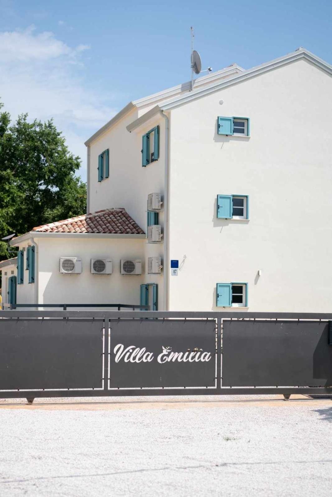 Emilia Apartment *