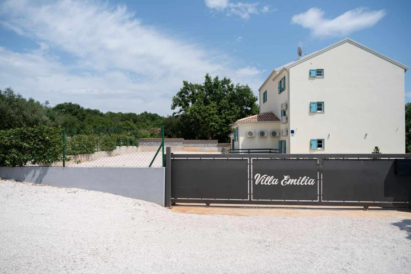 Emilia Apartment *